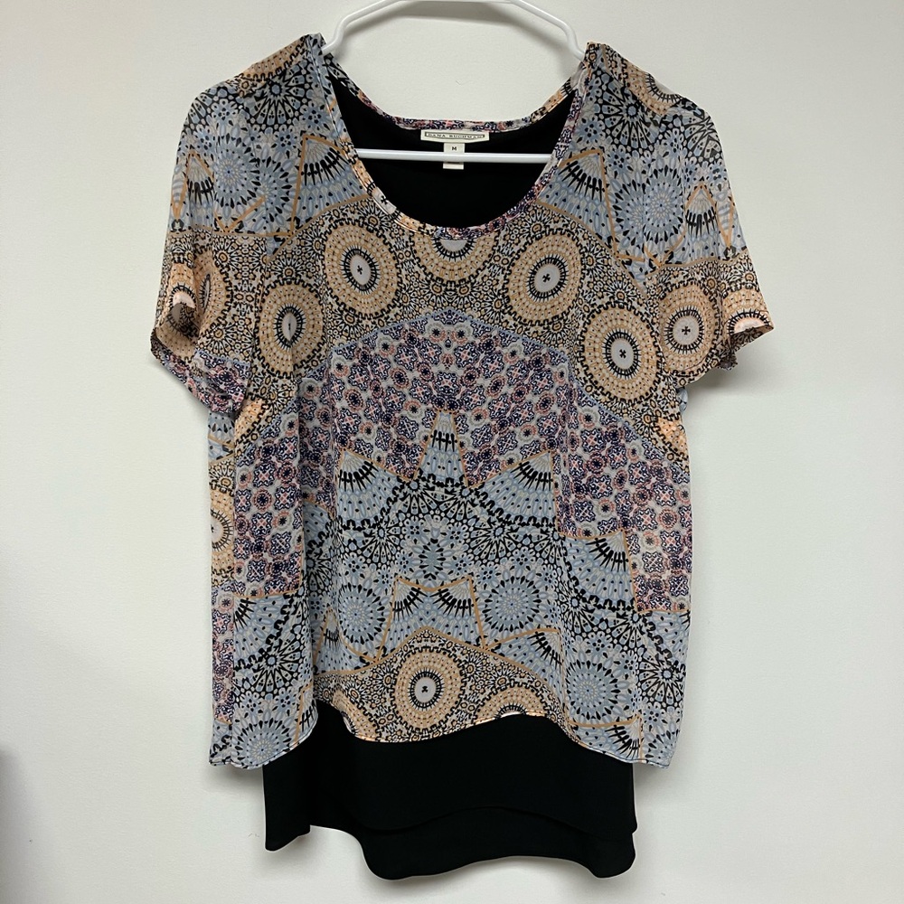 Dana Buchman Geometric Print Short Sleeve Top - Blue, Black and Gold. M